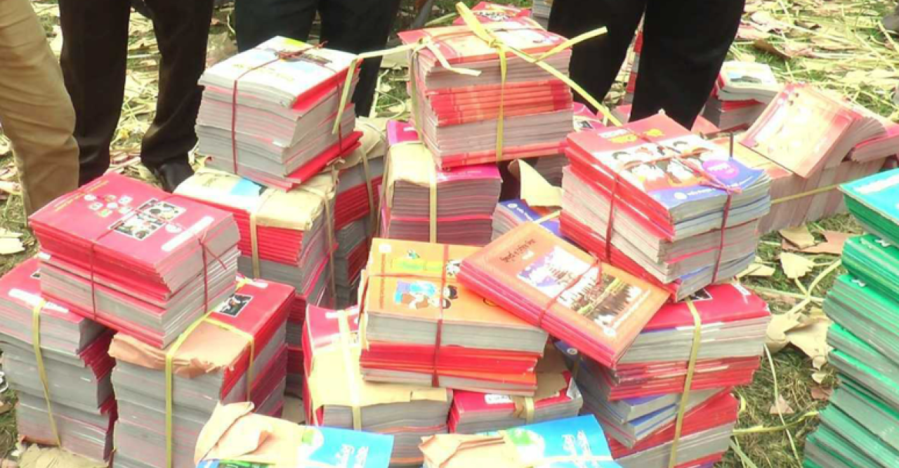 দুমাসেও হাতে আসেনি সব বই, বাজারে ছুটছেন অভিভাবকরা