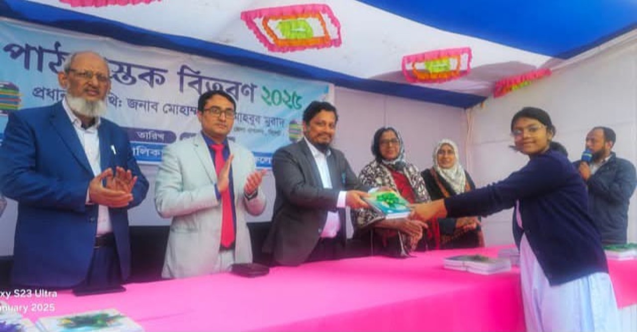 সিলেটে বছরের প্রথম দিনে নতুন বই পেয়ে উচ্ছ্বসিত শিক্ষার্থীরা