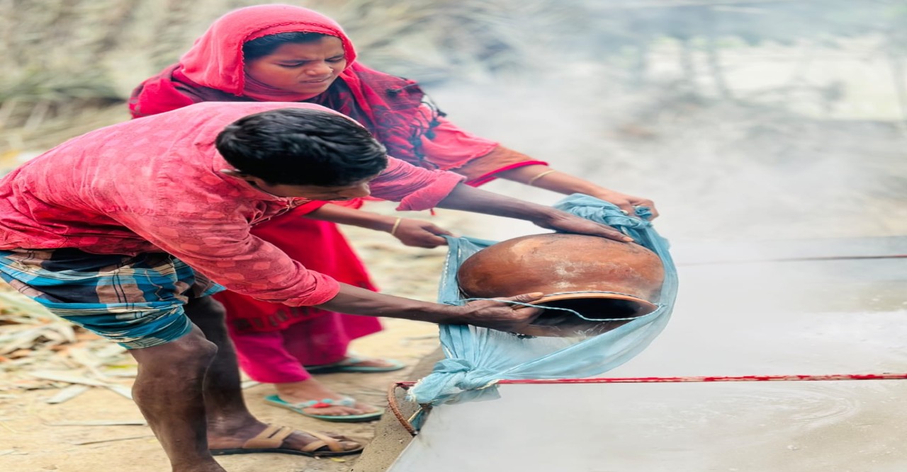 ময়মনসিংহের ভালুকায় শীতের আগমনে চলছে খেজুর রস সংগ্রহের মহা উৎসব