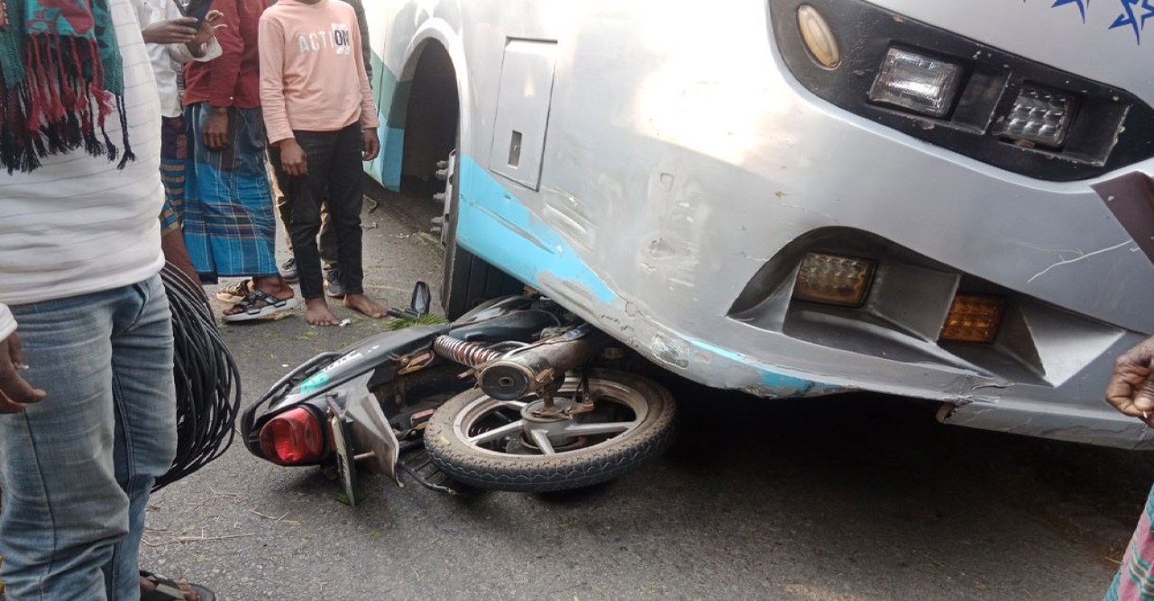 বাসের নিচে মোটরসাইকেল, চাকার নিচে শরীর