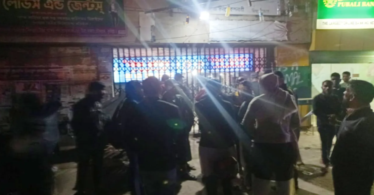 পিস্তল ঠেকিয়ে সোনার দোকানে ডাকাতি, গুলিবিদ্ধ ১