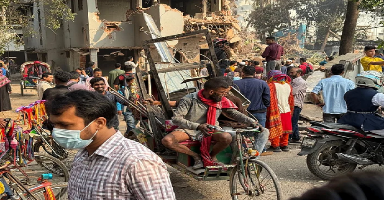 ধানমন্ডি ৩২ নম্বর: বই, রড, লোহা যে যা পাচ্ছেন নিয়ে যাচ্ছেন