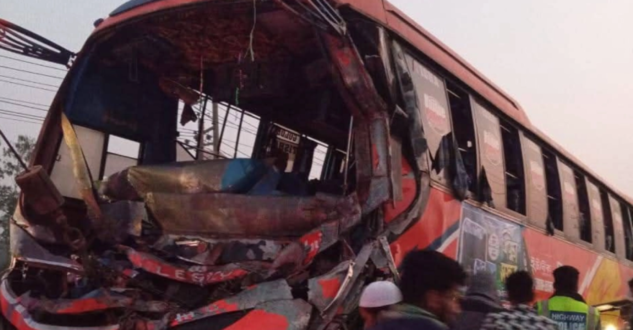 পিকনিকের বাসে ট্রাকের ধাক্কা, ১৫ শিক্ষার্থী আহত