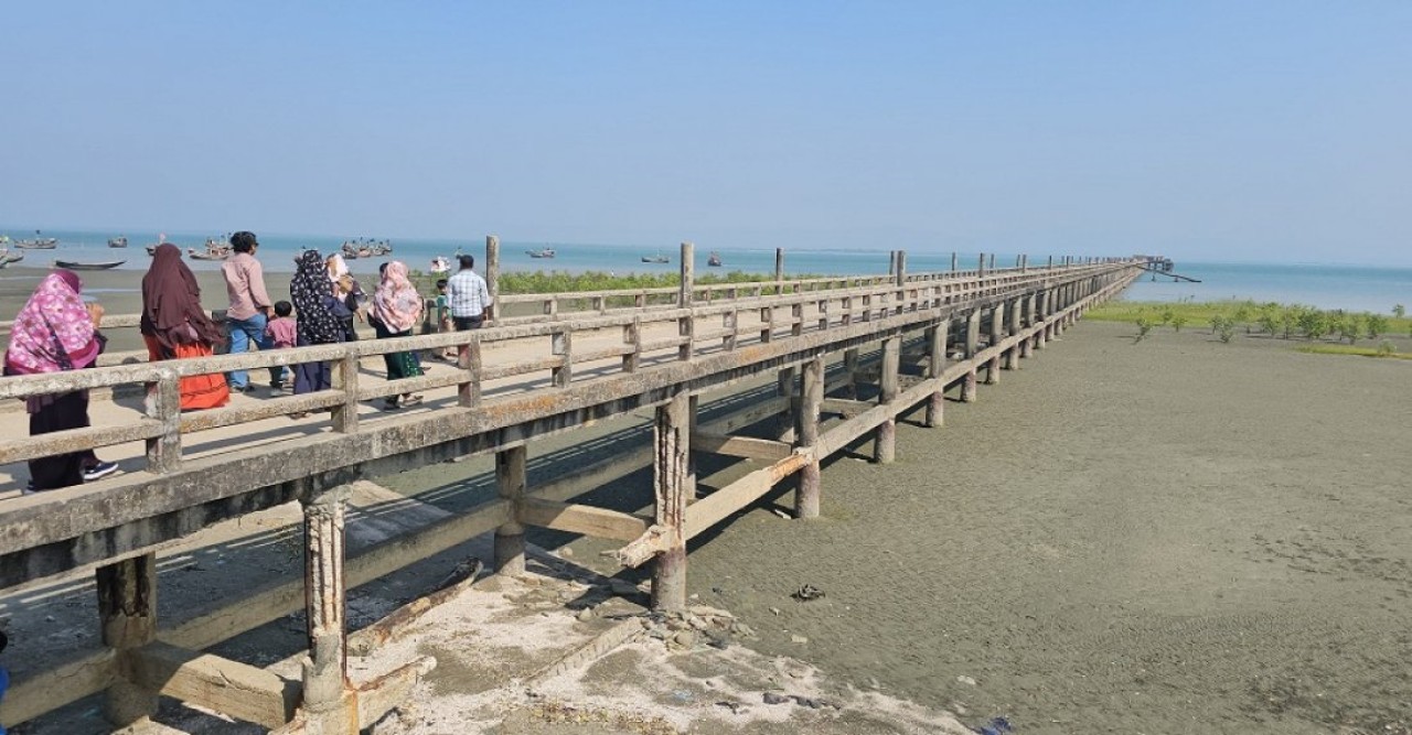 নাফনদে ধসে পড়ছে জেটি, দুর্ঘটনার শঙ্কা