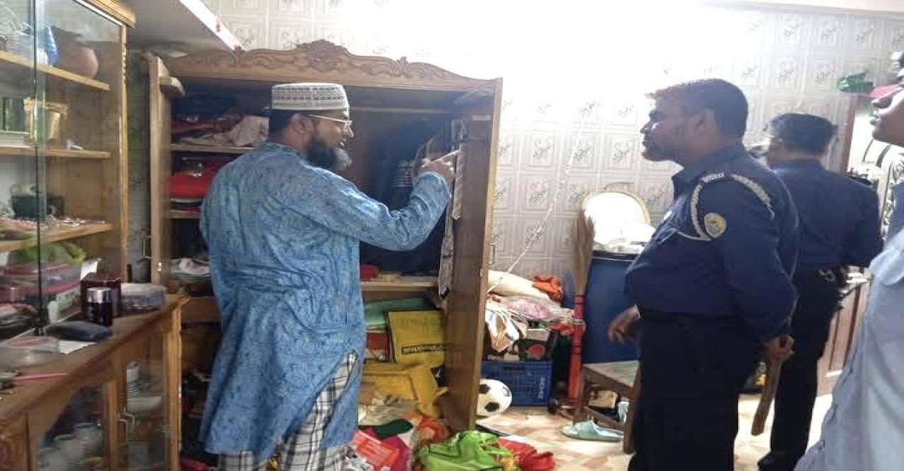 দিন দুপুরে তালা কেটে ৫ বাসায় দুর্ধর্ষ চুরি, এলাকায় আতঙ্ক বিরাজ করছে