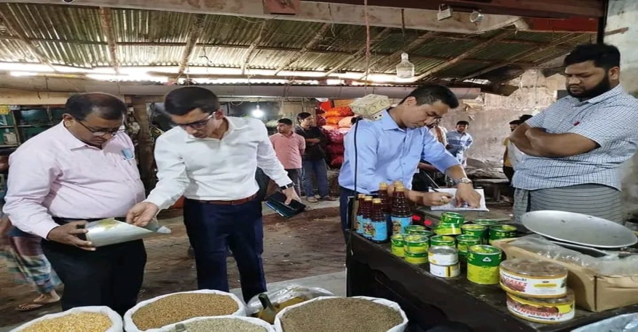 মজুতদারি ও মূল্য তালিকা না টাঙ্গানো ঈদগাঁওতে ৪ ব্যবসা প্রতিষ্ঠানকে অর্থদণ্ড