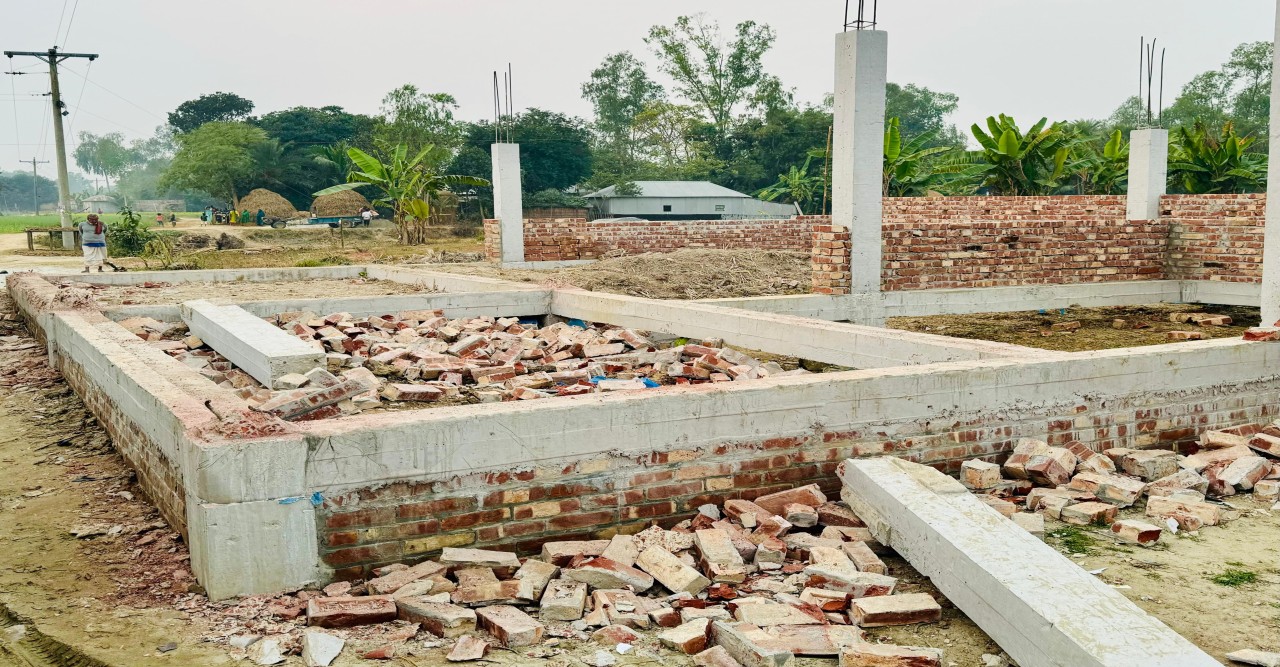 সিংড়ায় কৃষকের নির্মাণাধীন ঘর ভেঙ্গে দিলো প্রতিপক্ষরা