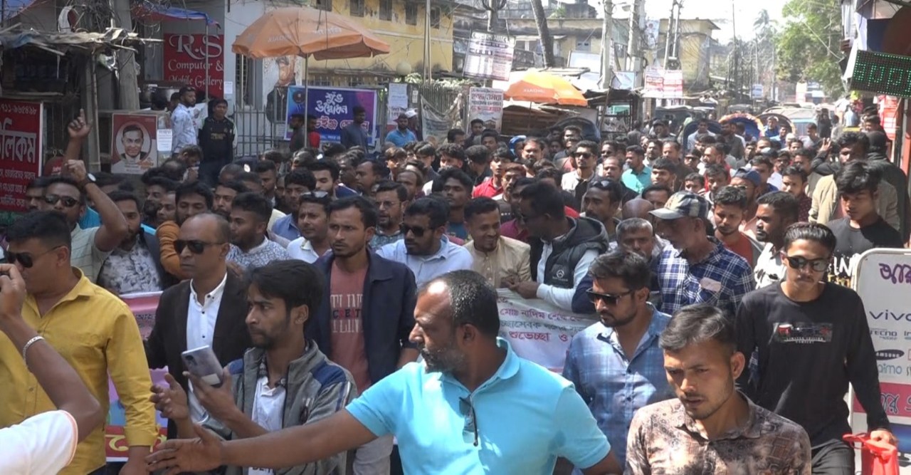 পিরোজপুর জেলা স্বেচ্ছাসেবক দলের নতুন কমিটি ঘোষনায় আনন্দ র‌্যালী ও মিষ্টি বিতরণ