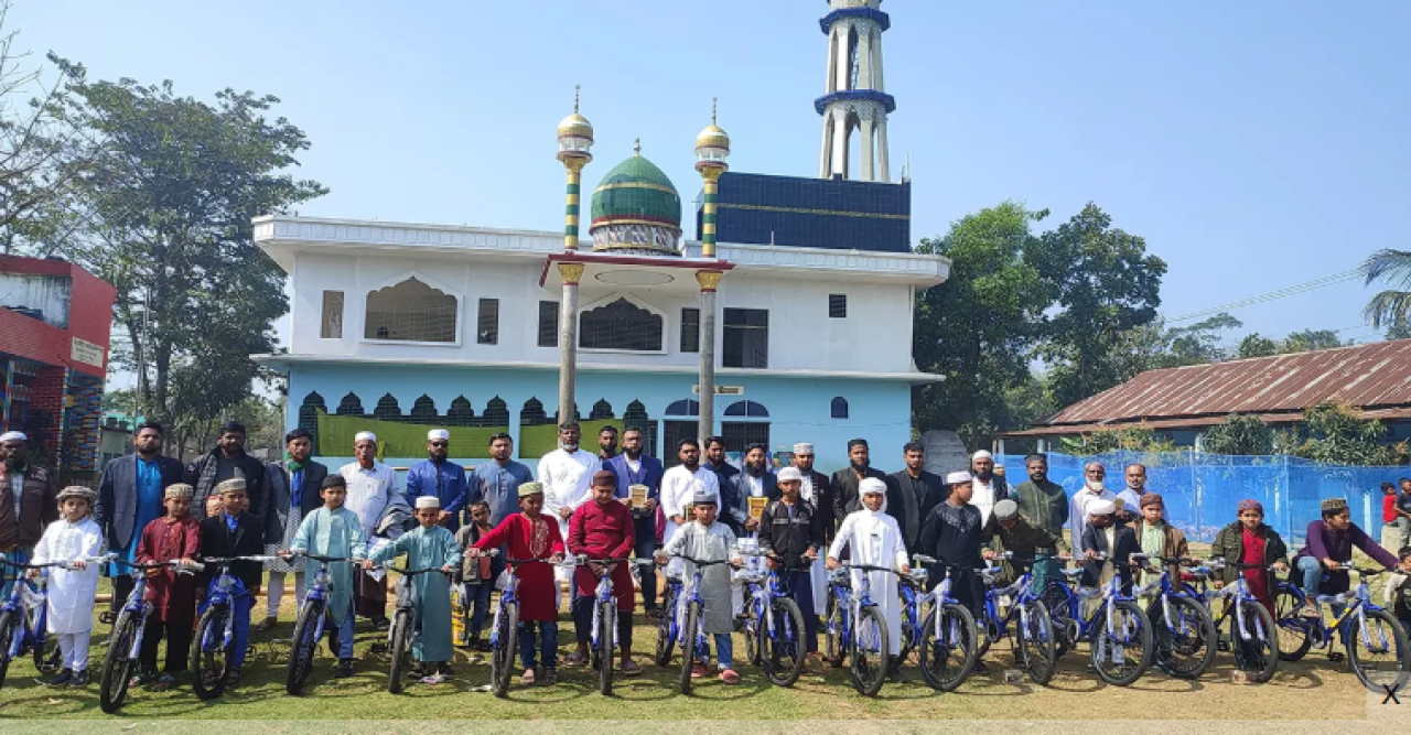 টানা ৪১ দিন জামাতে নামাজ পড়ে বাইসাইকেল পেল ১৬ শিশু
