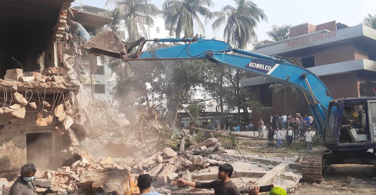 ধানমন্ডি ৩২-এ বাড়ি ভাঙা চলছে সকালেও