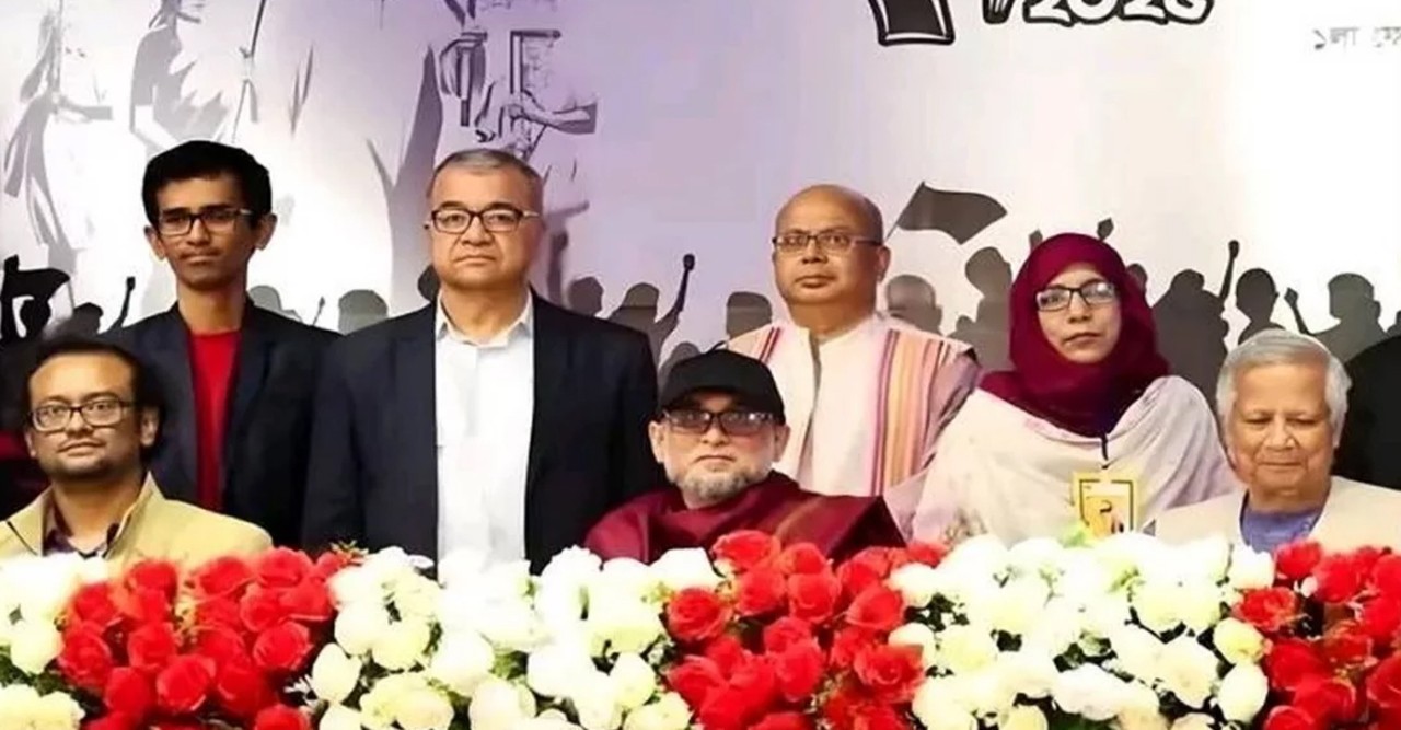 পুরস্কারপ্রাপ্তদের পেছনে দাঁড় করিয়ে ফটোসেশন, যা বললেন ফারুকী