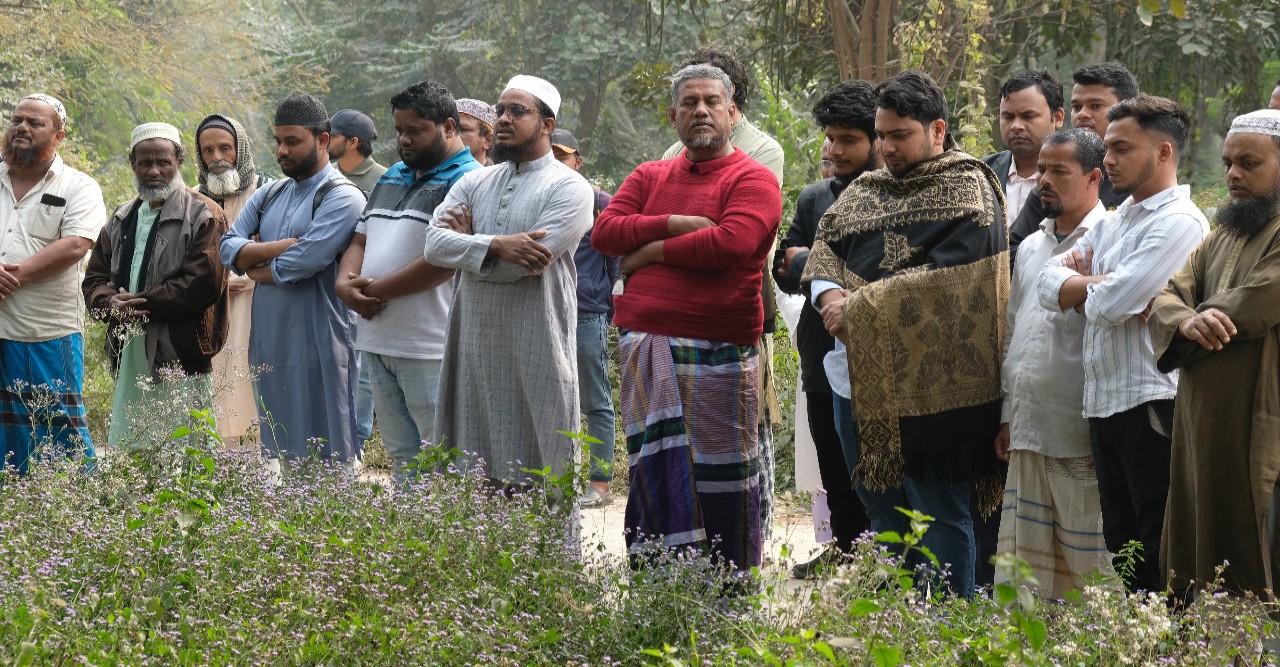 রায়েরবাজার কবরস্থানে অজ্ঞাত পরিচয়ে দাফনকৃতদের শনাক্তের কাজ চলছে