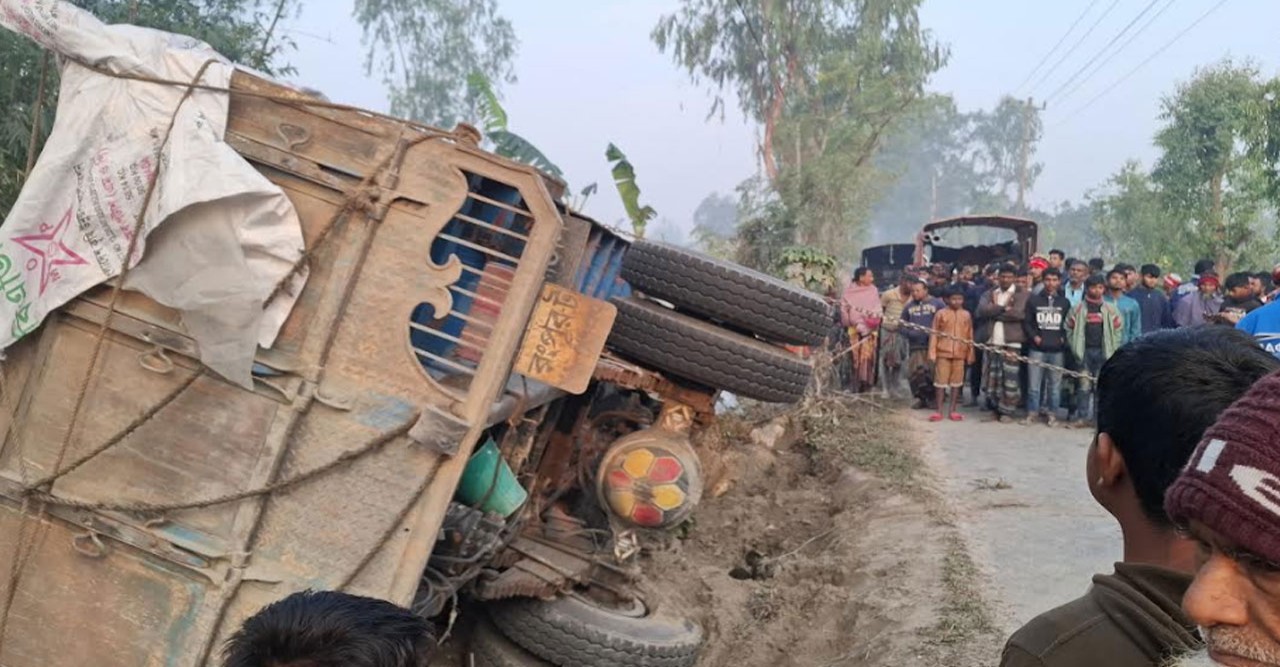 ঘুমন্ত নানিকে চাপা দিল ট্রাক, আহত অবস্থায় নাতি উদ্ধার