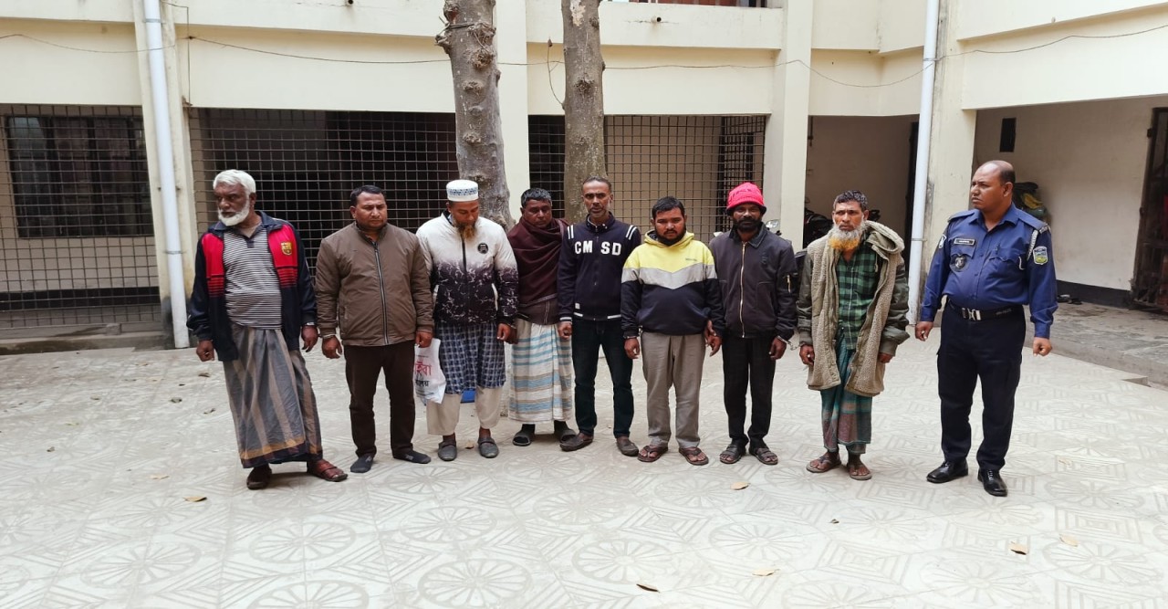 সাবেক মেয়রের বাড়ীতে রাতে গোপন বৈঠক, গ্রেফতার-৮