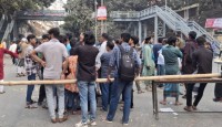 বাঁশের ব্যারিকেড দিয়ে রাস্তা আটকে দিলেন তিতুমীরের শিক্ষার্থীরা