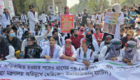 ৪ দফা দাবিতে ম্যাটস শিক্ষার্থীদের শাহবাগ অবরোধ