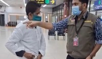 শাহজালাল বিমানবন্দরে রোগীর বেশধারী ভারতীয় নাগরিকের কাছ থেকে মদ জব্দ