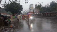 বৃষ্টিতে ভিজে কিছুটা শীতল হলো ঢাকা