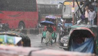 ফাগুনের দুপুরে রাজধানীতে বৃষ্টি