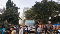 বাঁশ ফেলে মহাখালী-গুলশান রোড অবরোধ করেছেন তিতুমীর শিক্ষার্থীরা